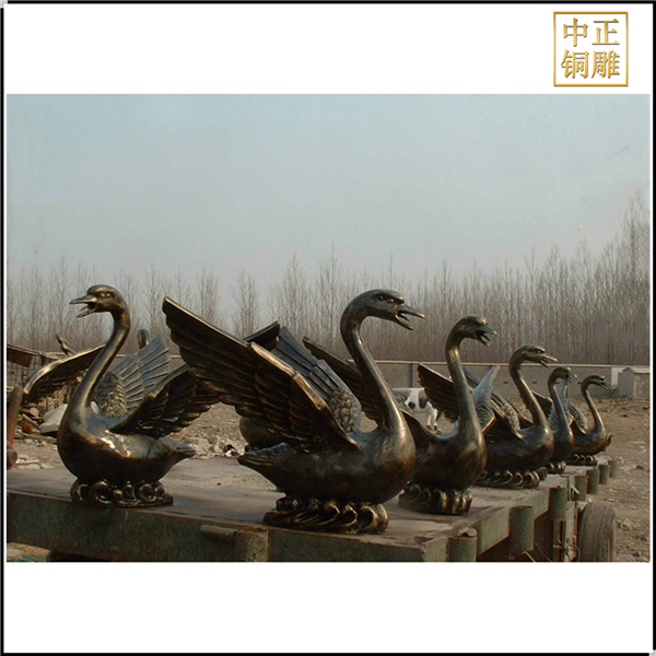 廣場(chǎng)天鵝雕塑.jpg