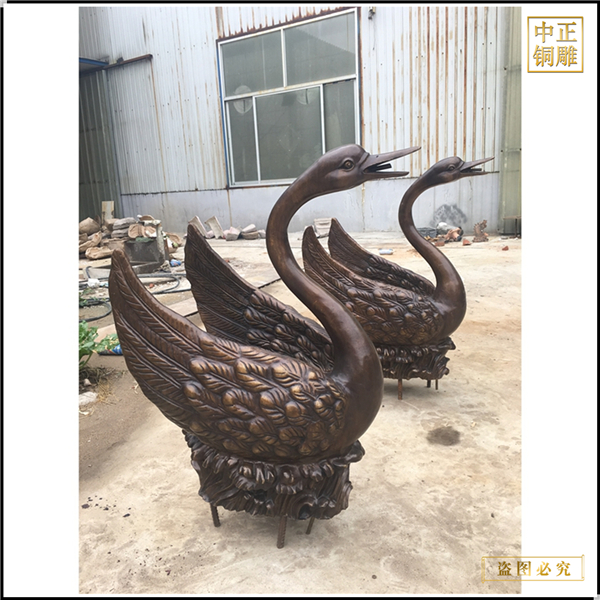 廣場(chǎng)擺放銅天鵝雕塑