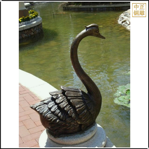 公園水邊銅天鵝雕塑